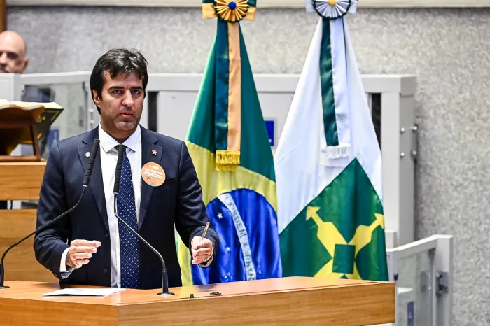 Gabriel Magno cobra envio da reestruturação da carreira dos profissionais da educação