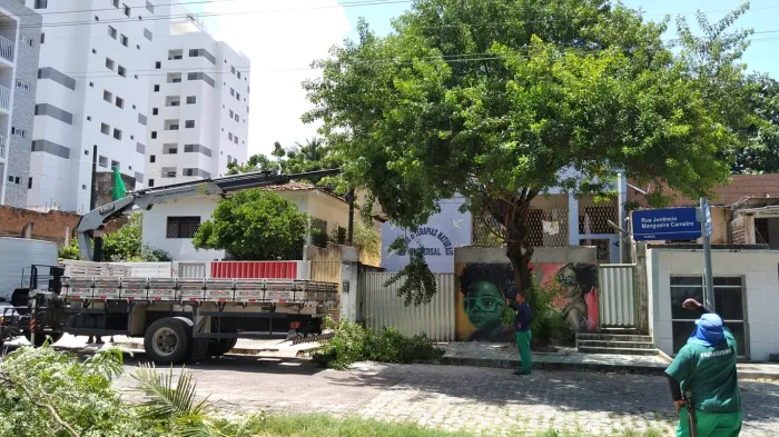 Equipes da Sedurb realizam podas de árvores em três locais nesta quinta-feira
