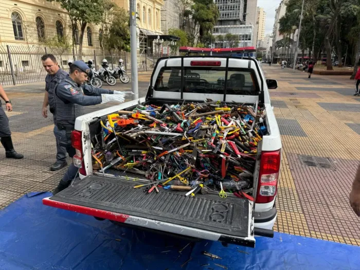 Também foram apreendidos serras, canivetes, estiletes, simulacros de arma de fogo, martelos, garfos chaves de boca, entre outros.