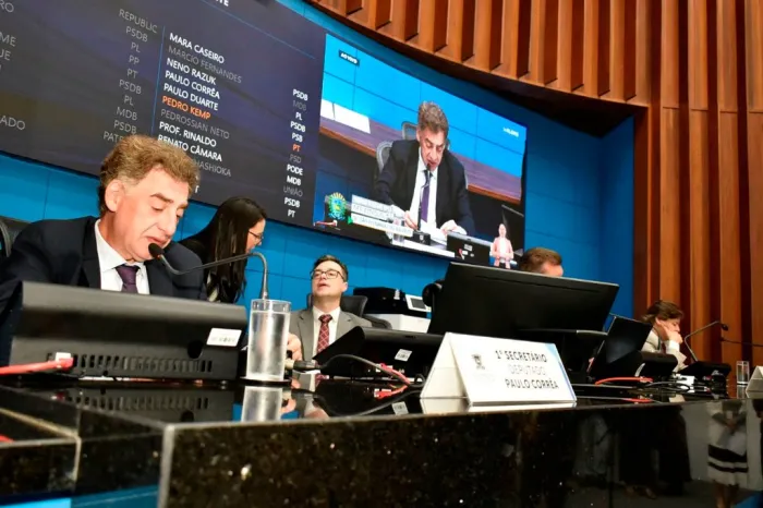 A sessão é transmitida ao vivo pelos canais de comunicação da Casa de Leis e pode ser acompanhada presencialmente