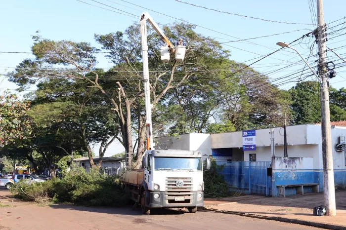 Prefeitura melhora infraestrutura e faz supressão e podas de árvores na UBS IV Plano 