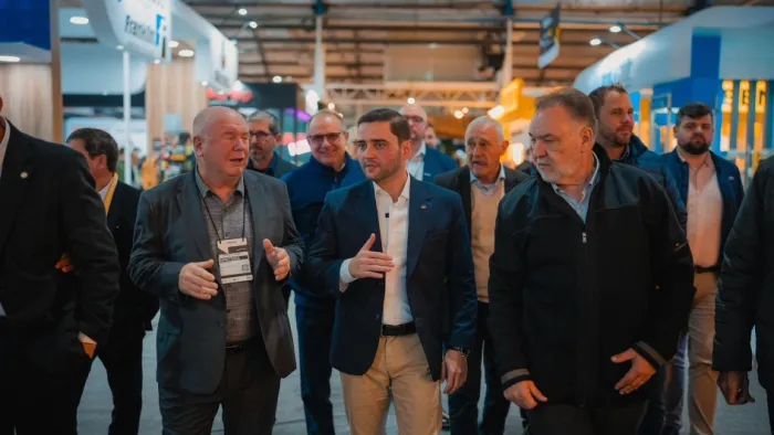Gabriel Souza visita feira internacional do setor moveleiro e se reúne com lideranças para falar sobre tarifas dos EUA