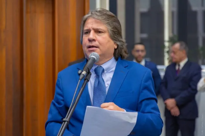 Caravina cobra retomada de obra de esgotamento sanitário e reparos no asfalto em Eldorado