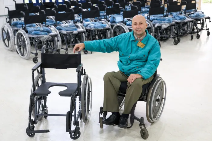 Governo do Estado entrega mais de 1,8 mil cadeiras de rodas e de banho a pacientes do SUS em 2025