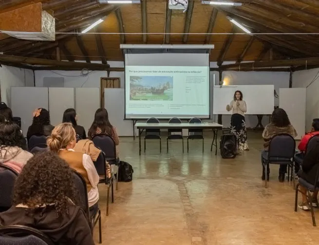 Formação sobre práticas educacionais antirracistas fortalece atuação de professores da Educação Infantil na Costa Sul
