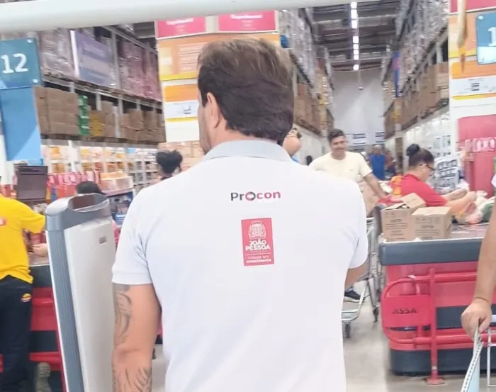 Procon-JP fiscaliza estabelecimentos para aplicação de lei que regula fornecimento gratuito de embalagens