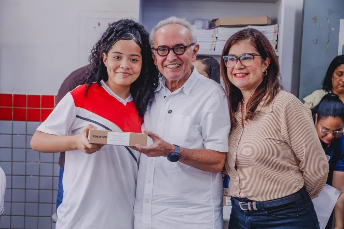 Cícero Lucena entrega 600 tablets para alunos da Escola Anayde Beiriz