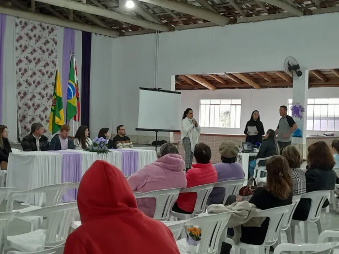 Homens e mulheres participam de programação do Ônibus Lilás em Leoberto Leal