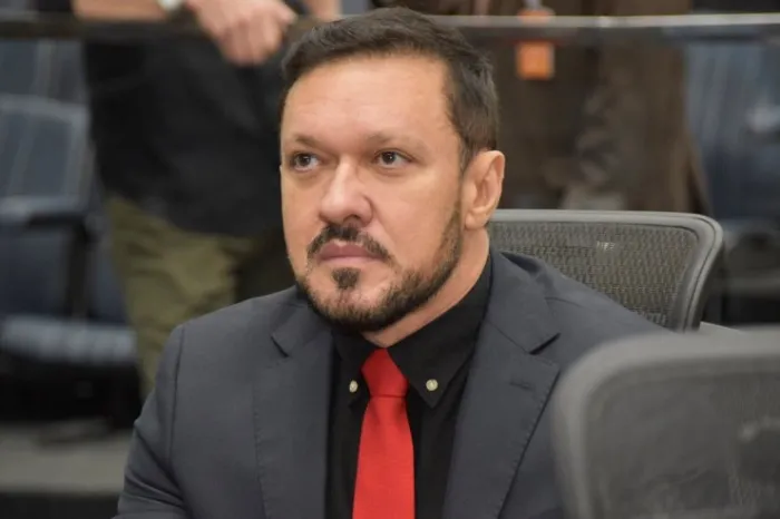 Lucas de Lima homenageia Cabo da PM por atuação exemplar em caso de violência doméstica