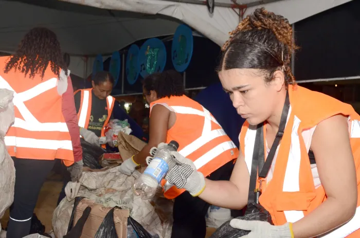Prefeitura recolhe 4,6 toneladas de recicláveis durante o show de Roberto Carlos no Busto de Tamandaré