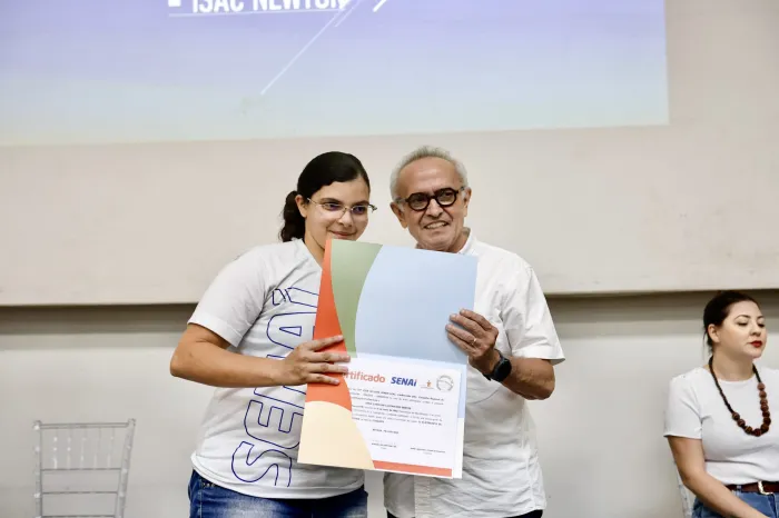 Cícero Lucena entrega certificados de curso de eletricista predial e projeta auxílio do programa ‘Eu Posso’ para concluintes
