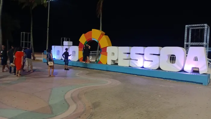 Prefeitura instala iluminação especial em letreiro no Busto de Tamandaré