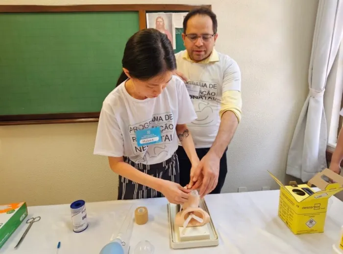 Profissionais de saúde do Instituto Social Medianeiras da Paz fazem treinamento em reanimação neonatal