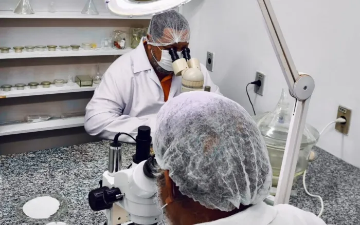 LACEN-PE retoma análises microscópicas de alimentos e rotulagem, reforçando a vigilância sanitária em Pernambuco