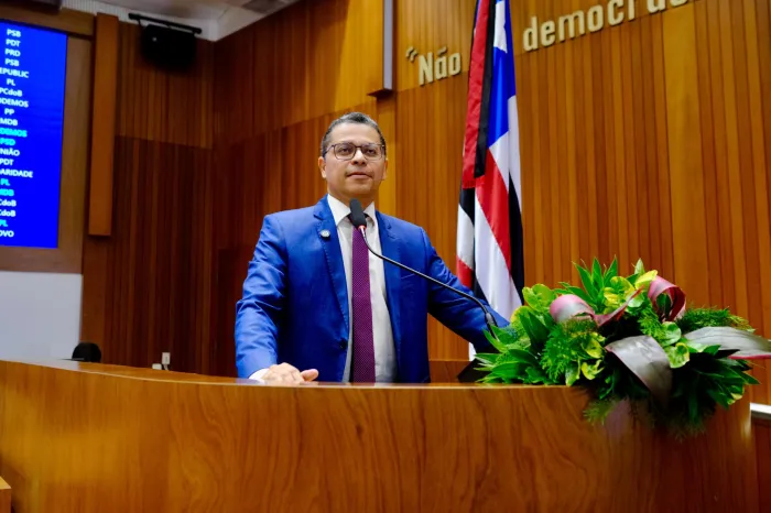 Deputado Carlos Lula na tribuna da Assembleia Legislativa