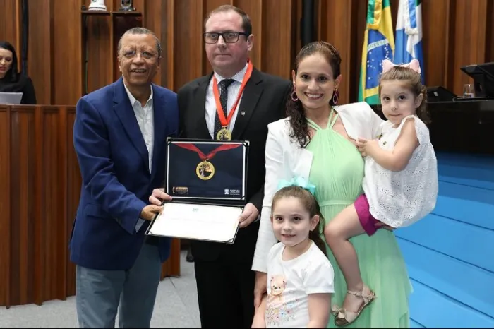Hashioka homenageia atuante criminalista em sessão solene da Assembleia Legislativa