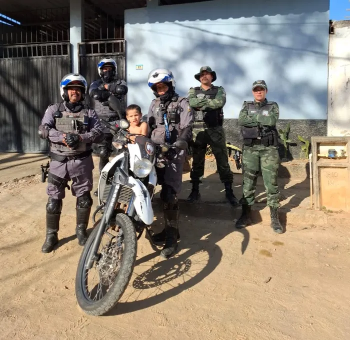 Ação rápida da PM localiza criança autista desaparecida em área de mata em Cachoeiro