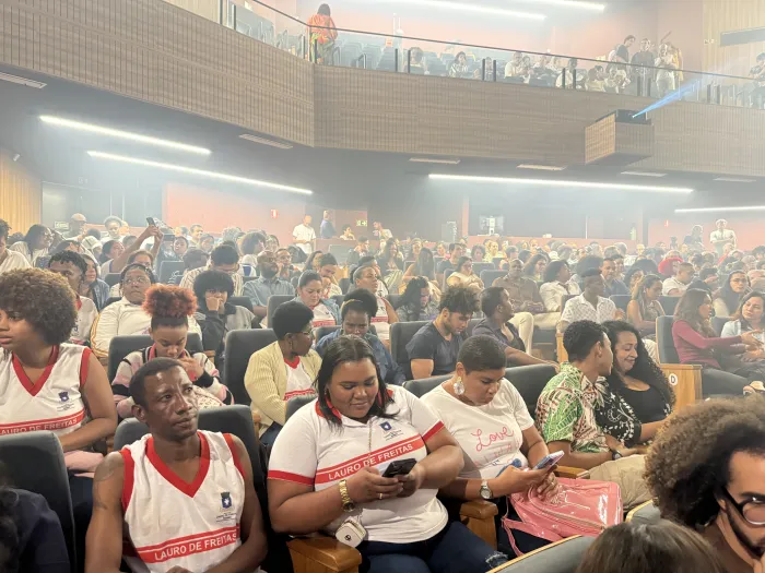 Prefeitura promove acesso à cultura e leva estudantes da EJA à peça Torto Arado