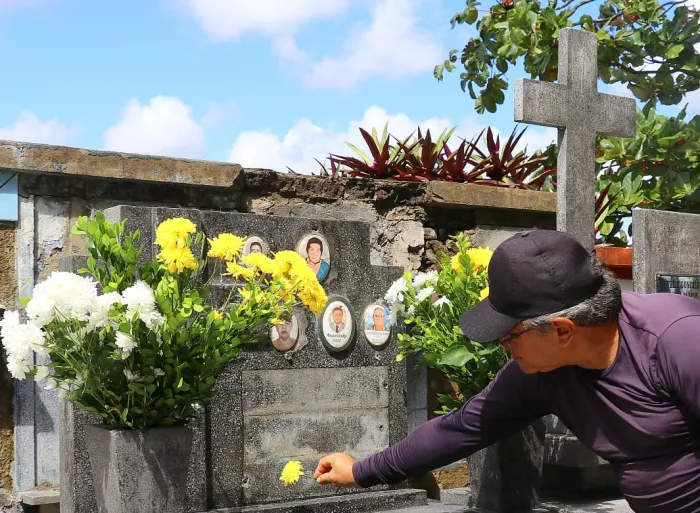 Cemitérios de João Pessoa recebem famílias para homenagens no Dia dos Pais