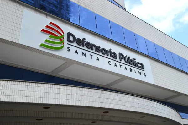 Agosto Lilás: Defensoria obtém decisão para garantir transferência de trabalhadora vítima de violência doméstica no Oeste de SC