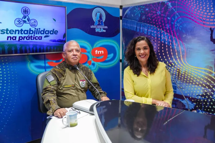 A jornalista Maria Regina Telles e o tenente Daniel Holanda dos Santos durante a entrevista no programa desta segunda-feira