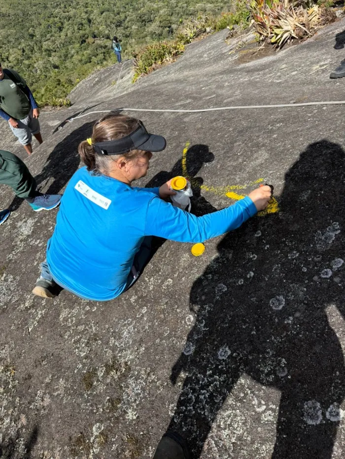 Equipe reforça sinalização para acesso ao Pico do Forno Grande
