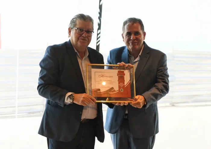 João Azevêdo é homenageado pela Revista Painel Empresarial pelos investimentos em infraestrutura e resultados da economia do Estado