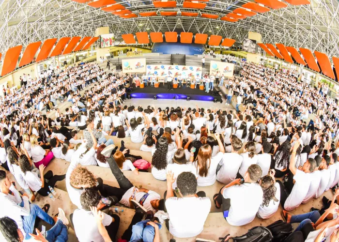 Estudantes da Rede Pública Estadual participam do evento PoliTEENzando 