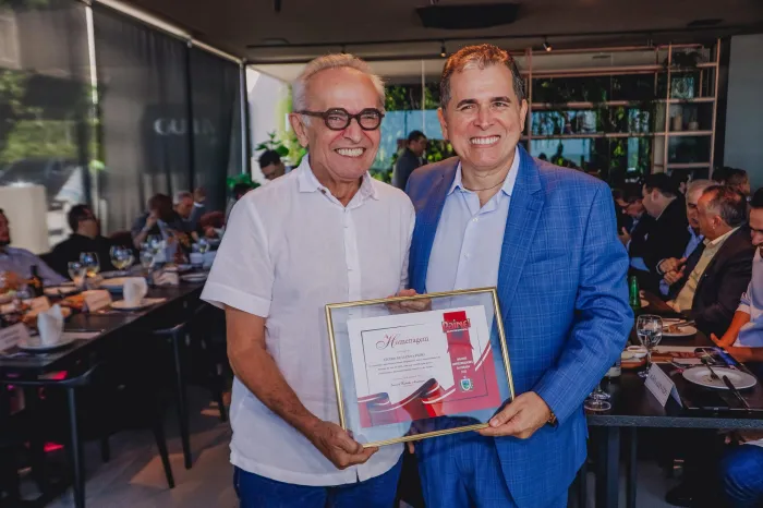 Cícero Lucena recebe certificado de maior empreendedor da Paraíba