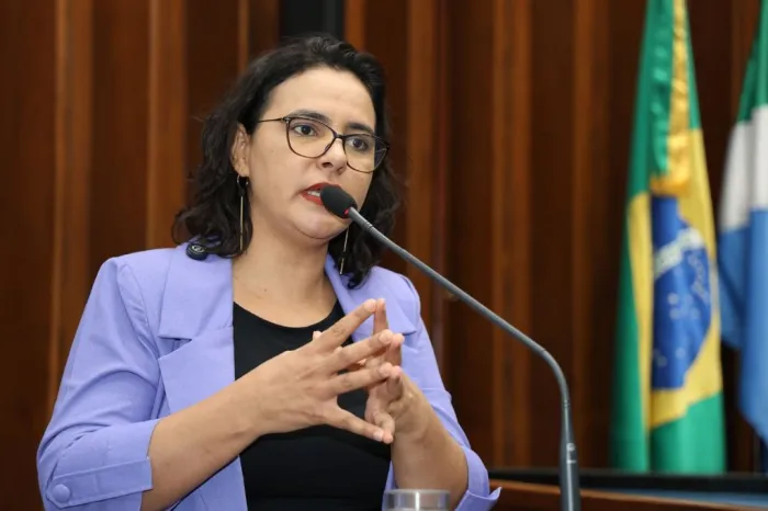 Deputada Gleice Jane, propositora da audiência pública, discursa durante sessão plenária na Assembleia Legislativa