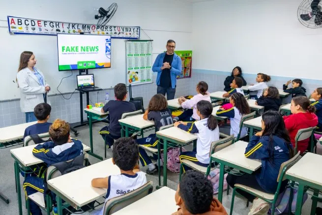 Alunos participam de palestra sobre Fake News pelo Programa Escola e Comunidade
