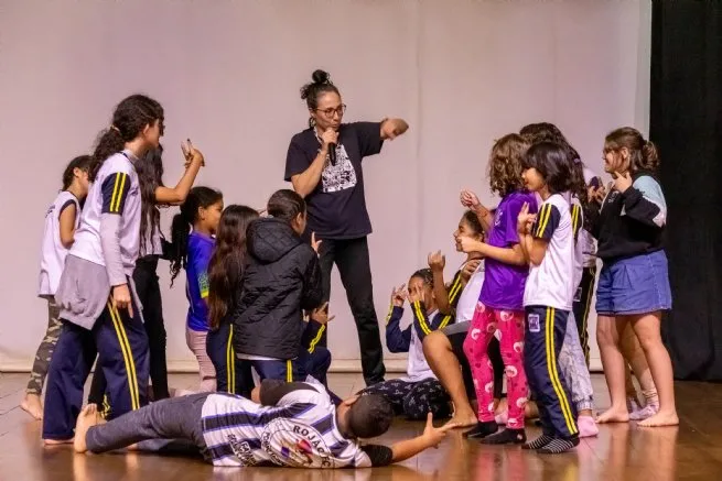 Alunos participam de formação teatral com a atriz e diretora Juliana Calligaris pelo projeto Jovens em Atuação