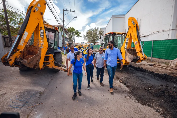 Prefeita Débora Regis inspeciona obras de manutenção no bairro de Portão