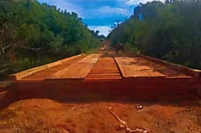 Ponte sobre córrego é reconstruída após pedido de Zé Teixeira