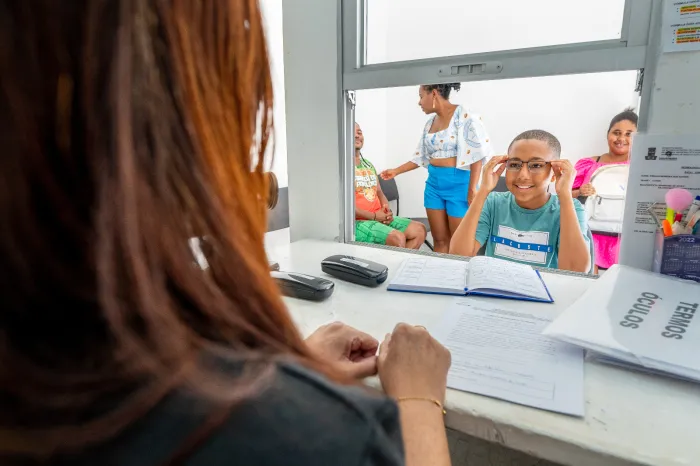 Sesau realiza entrega de óculos de grau através do CEASUS