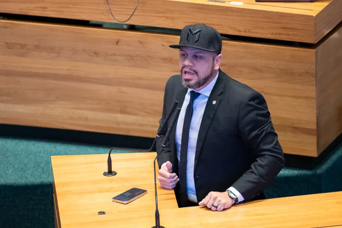 Trânsito intenso na via estrutural levanta debate sobre mobilidade no plenário