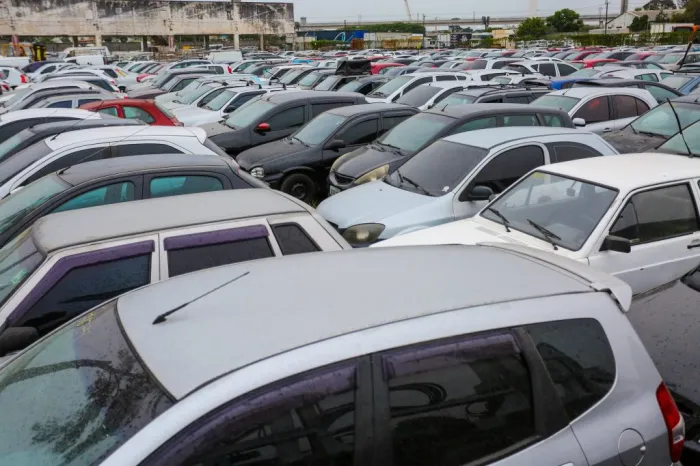 Leilão do Detran-SP em Caieiras tem carros a partir de R$ 2.100 e motos com preço inicial de R$ 700