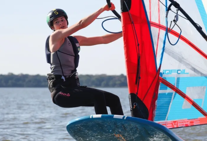 Aluna de Educação Física da Udesc Cefid disputa classe de vela no Pan Júnior 2025