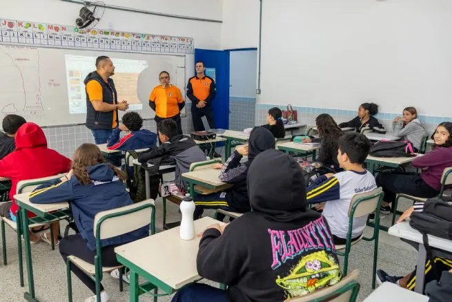 Estudantes da EM Prof. Walfrido Maciel Monteiro participam de formação sobre condições climáticas no programa Agente Mirim da Defesa Civil