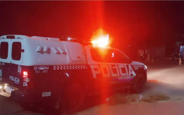 POLÍCIA MILITAR CONDUZ SUSPEITO À DELEGACIA APÓS HOMICÍDIO EM CORUMBÁ