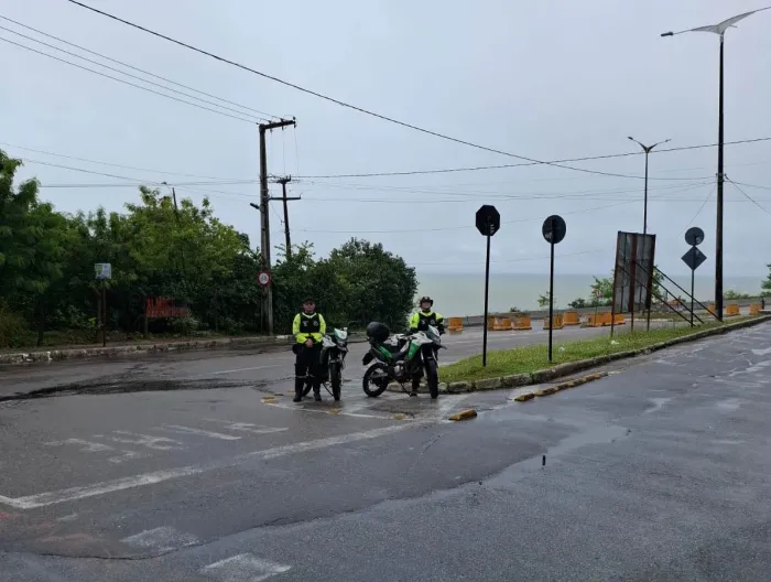 Semob-JP orienta população para desvio na Avenida Cabo Branco após deslizamento de barreira