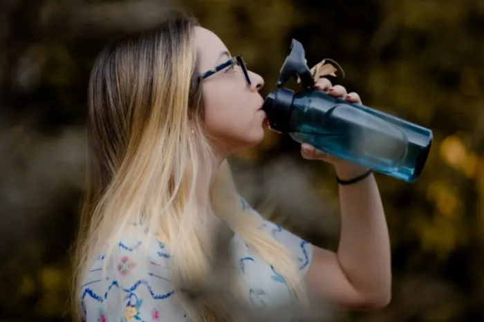 É recomendado neste período é beber bastante água, evitar banhos quentes, hidratar a pele constantemente e usar roupas leves para reduzir atrito (Foto: Iron Braz e Freepik)