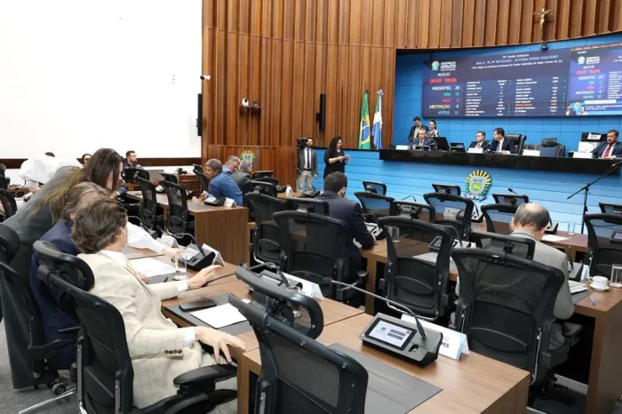 Durante as sessões plenárias os projetos encaminhados por outros Poderes são lidos e posteriormente, analisados pelos parlamentares