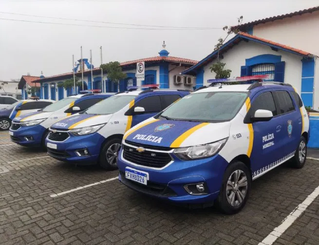 Polícia Municipal de São Sebastião prende suspeito de descumprimento de medida protetiva debaixo da cama
