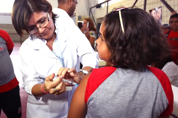 Prefeitura alerta para importância de completar o esquema vacinal contra a dengue em crianças e adolescentes