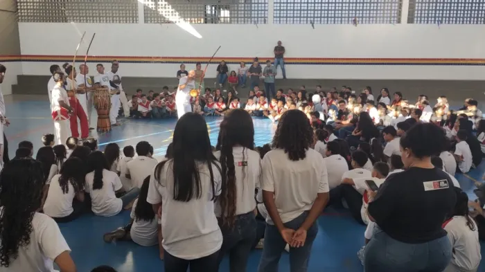 Projeto ‘Capoeira no Chão da Escola’ celebra mês do estudante com rodas em escolas e praças da Capital