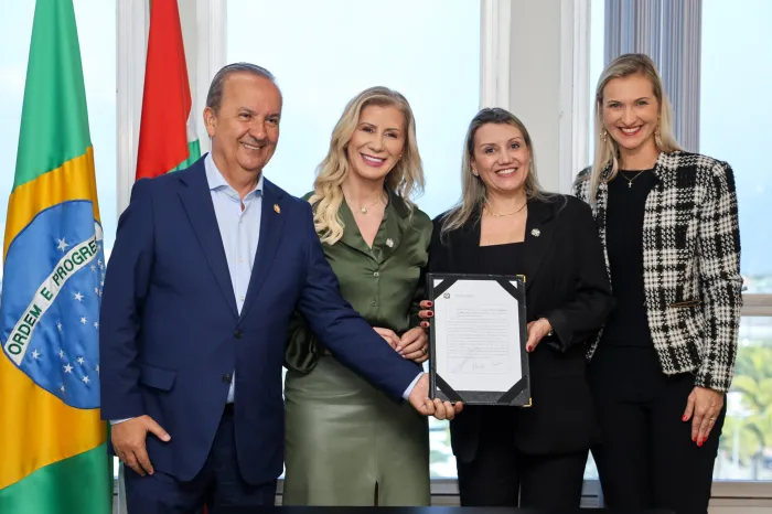 Nova secretária adjunta de Estado da Educação é empossada em SC