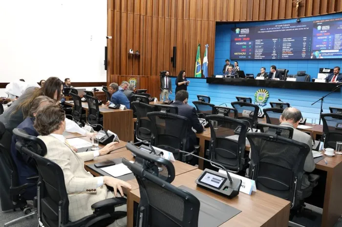 Deputados estaduais analisam e votam os projetos durante a sessão plenária da Assembleia Legislativa 