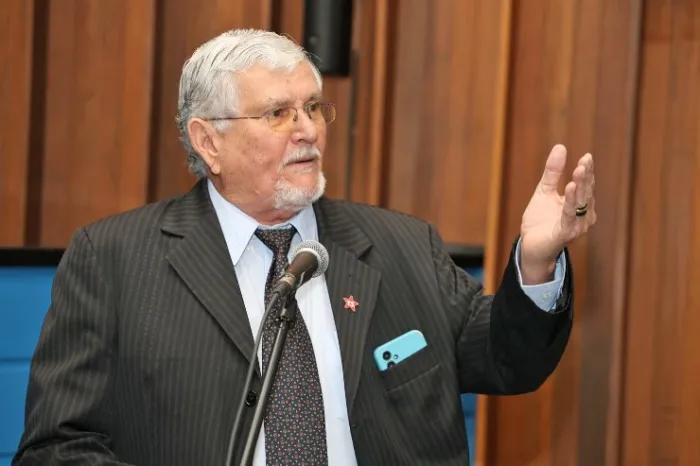 Zeca pede melhorias na rede de água, cascalhamento e patrolamento em comunidade de Rochedo