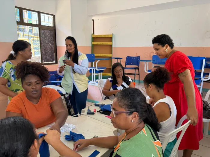 Grupo de mulheres participa de oficina de artesanato no CRAS Vila Praiana